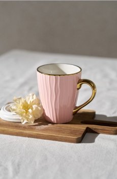 Рифлений кухоль із золотим краєм - рожевий