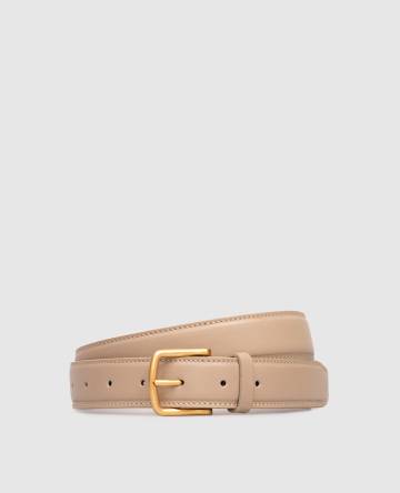 Бежевый кожаный ремень с золотистой пряжкой