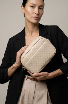 Сумка типу camera bag з монограмою - бежевий