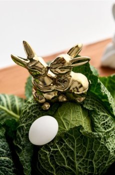 Великодня стояча декорація у формі зайчиків, що обіймаються - золотий