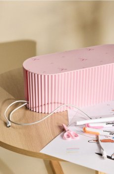 Рифлений органайзер для кабелів з мотивом бантиків - пастельний рожевий