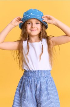 Джинсовий капелюх типу bucket з вишитими квітами - синій