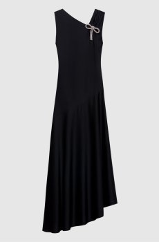 Черное платье асимметричного кроя