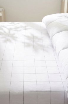 Простирадло на резинці в клітинку - сірий