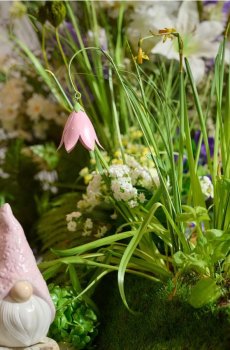 Садова декорація на стрижні з підвіскою у формі квітки - пастельний рожевий