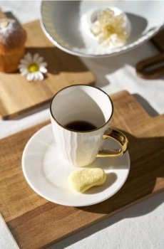 Рифлений кухоль із золотим краєм - білий