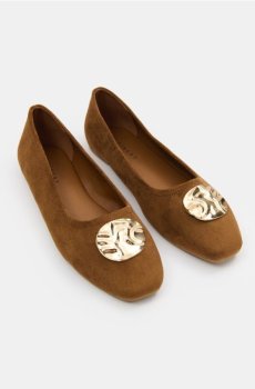 Замшеві балетки з декоративною золотою пряжкою - коричневий