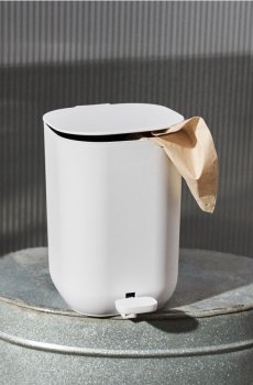 Сміттєвий бак з кришкою - білий