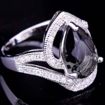 Серебряное кольцо (фианиты, синтетическая шпинель) к031 Серебряное кольцо (фианиты, синтетическая шпинель) к031