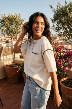 Бавовняна футболка з кишенькою та контрастною окантовкою - нюдовий