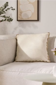 Декоративна подушка з оздобленим краєм - кремовий