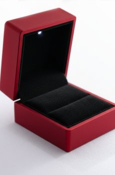 Красный футляр для украшений с подсветкой kfutlyar