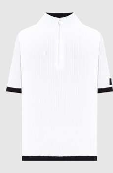 Белый топ с нашивкой логотипа