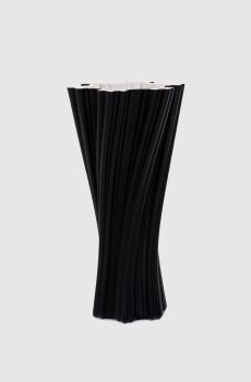 Черная фарфоровая ваза