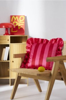 Наволочка в смужку з воланом - рожевий