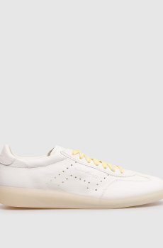 Белые кожаные кроссовки с тиснением логотипа