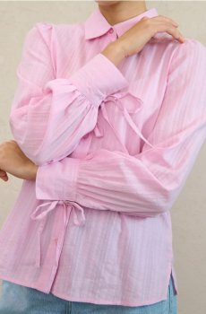 Бавовняна сорочка з декоративними завязками на манжетах - пастельний рожевий