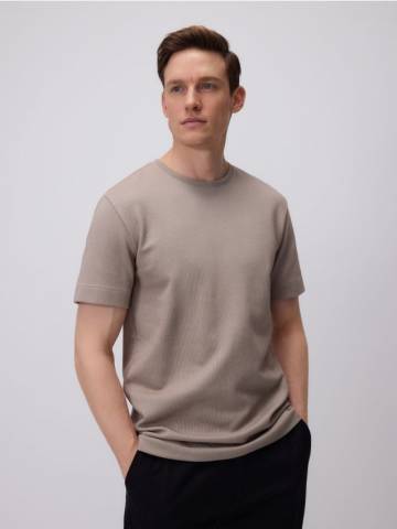 Reserved - Футболка regular із текстурованого трикотажу - кавовий - 447EF-84M Reserved - Футболка regular із текстурованого трикотажу - кавовий - 447EF-84M