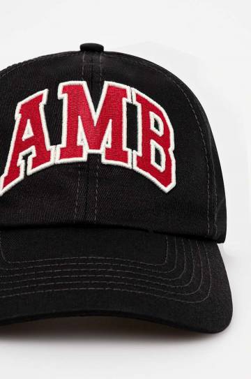 Хлопковая кепка AMBUSH Baseball Cap Tap цвет чёрный с аппликацией BMLB002F24FAB0011028 Хлопковая кепка AMBUSH Baseball Cap Tap цвет чёрный с аппликацией BMLB002F24FAB0011028