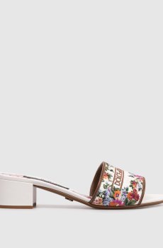 Белые мюли с цветочной вышивкой