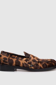 Кожаные лоферы в анималистичный принт