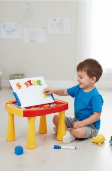 Іграшка – Освітній столик із дошкою для письма, кубиками та літерами - різнобарвний