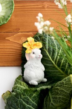 Великодня фігурка зайця з квіткою - білий