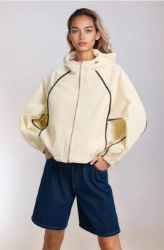 Куртка-бомбер з капюшоном і контрастною окантовкою - нюдовий