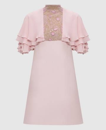 Розовое платье с цветочной вышивкой