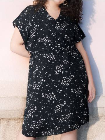 Мідісукня з квітковим принтом PLUS SIZE - чорний Мідісукня з квітковим принтом PLUS SIZE - чорний