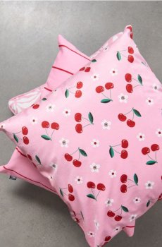 Наволочка з принтом вишень - пастельний рожевий