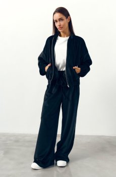 Чорний велюровий костюм зі штанами та бомбером