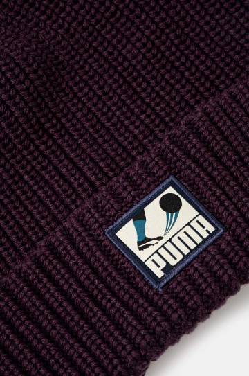 Хлопковая шапка Puma Classics Graphic Short Beanie цвет фиолетовый хлопковая 025680 Хлопковая шапка Puma Classics Graphic Short Beanie цвет фиолетовый хлопковая 025680