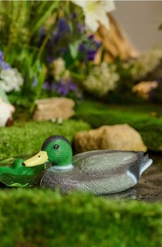 Садова декорація у формі качки - різнобарвний