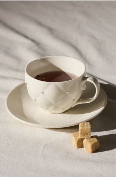 Керамічна чашка з блюдцем з декоративними кристалами - білий