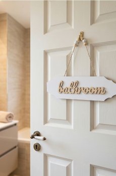 Підвісна декорація на двері з написом Bathroom - білий