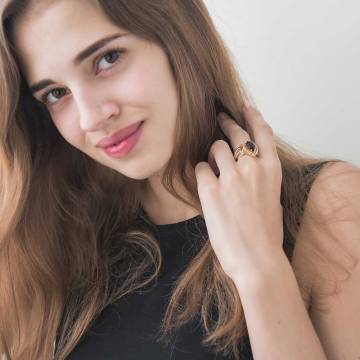 Золотое кольцо с дымчатым кварцем и фианитами к04332 Золотое кольцо с дымчатым кварцем и фианитами к04332