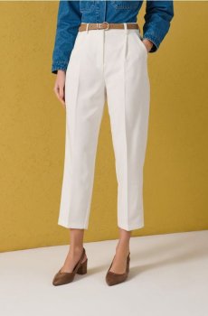 Брюки carrot зі стрілками та поясом - кремовий