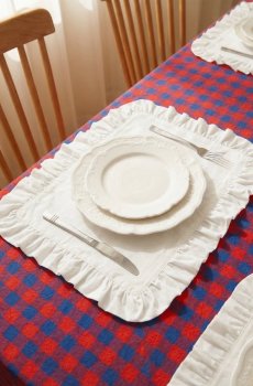 Молочний двосторонній плейсмат з рюшами 37х50 см