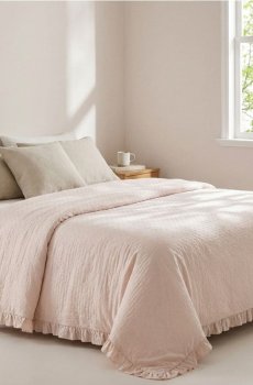 Стьобане покривало на ліжко з оборкою - бежевий
