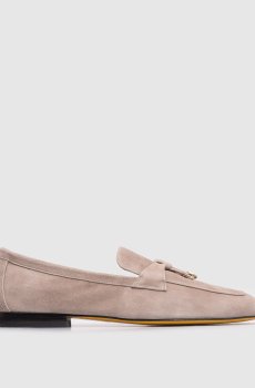 Серые замшевые лоферы с подвесками