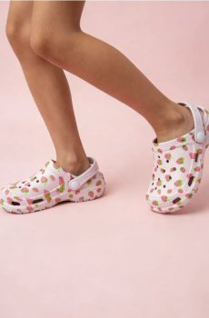 Клоги з ремінцем на п’яті та мотивом полуниць - рожевий