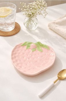 Ручно розписана тарілка у формі полуниці - пастельний рожевий