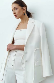 Молочний однобортний жакет з бічними завязками