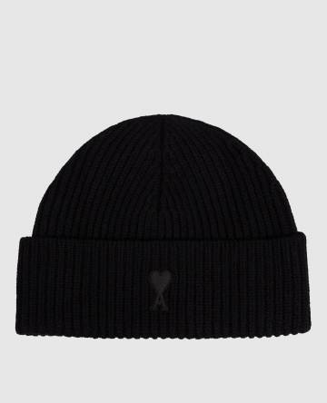 Черная шапка из шерсти