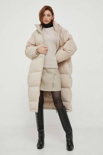 Пуховая куртка Calvin Klein женская цвет бежевый зимняя oversize Пуховая куртка Calvin Klein женская цвет бежевый зимняя oversize