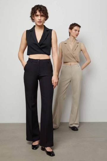 Безрукавка Answear Lab цвет чёрный однобортный Безрукавка Answear Lab цвет чёрный однобортный