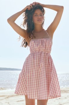 Персиковий сарафан міні із принтом у клітинку