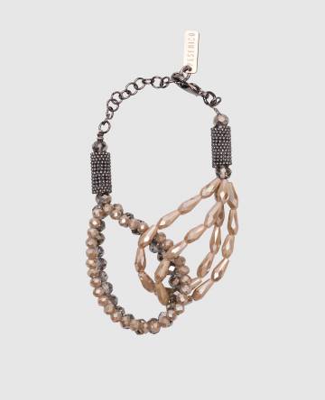 Бежевый браслет с бусинами