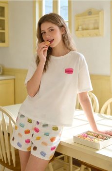 Двокомпонентна піжама з принтом макарунів - різнобарвний